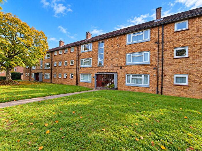2 Bedroom Flat For Sale In Whipperley Way, Luton, Bedfordshire, LU1