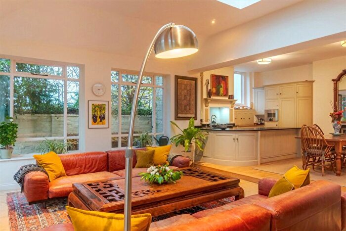 6 Bedroom Semi-Detached House To Rent In Reading, Berkshire, Uk, RG10