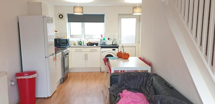 2 Bedroom Terraced House To Rent In St Andrews // Bed Student House // Sep, LN5