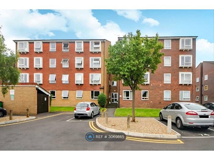 1 Bedroom Flat To Rent In Frobisher Court, Cheam, Sutton, SM2