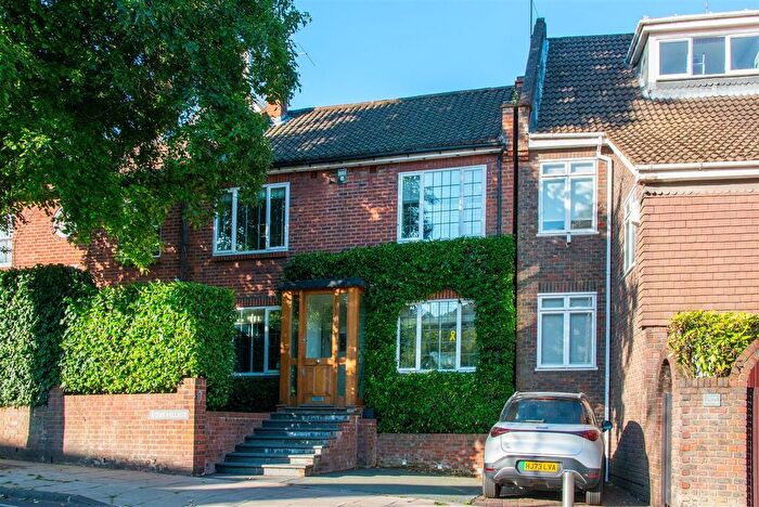 3 Bedroom Property For Sale In North End Way, Hampstead, NW3
