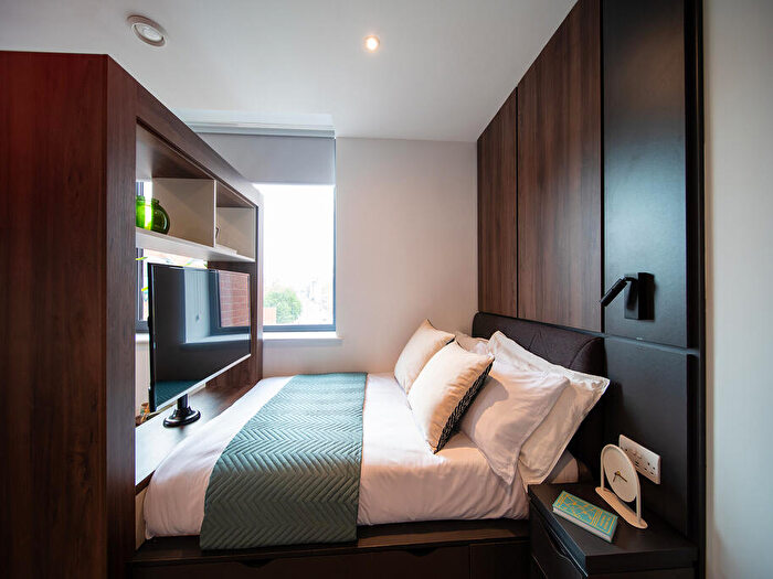 Apartment To Rent In Apt, Q Three Residence #, LS1