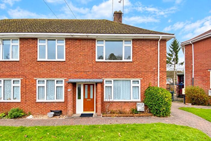 2 Bedroom Flat To Rent In Nightingale Close, Romsey, SO51