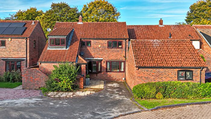 5 Bedroom Link Detached House For Sale In Crofters Meadow, Lychpit, Basingstoke, RG24