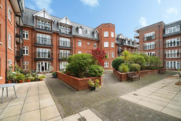 2 Bedroom Flat For Sale In Leret Way, Leatherhead, Surrey, KT22