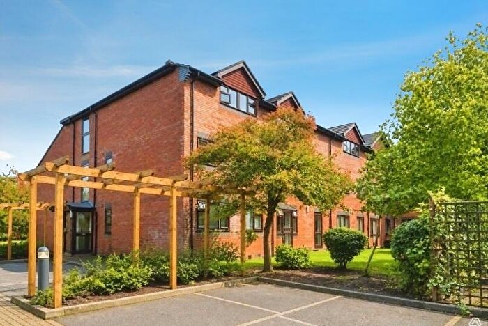 2 Bedroom Flat For Sale In Albert Walk, Crowthorne, Berkshire, RG45