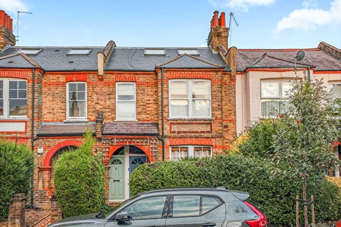 2 Bedroom Maisonette For Sale In Aylmer Road, Wendell Park, Shepherd's Bush, W12