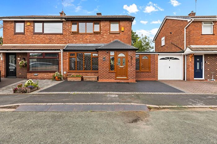 3 Bedroom Semi-Detached House For Sale In Shoreham Drive, Penketh, WA5