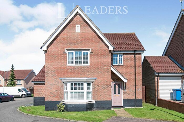3 Bedroom House To Rent In Oak Eggar Chase, Pinewood, IP8