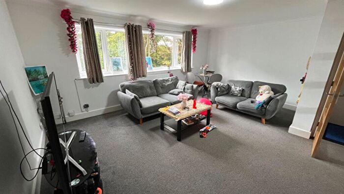 2 Bedroom Apartment To Rent In Flat Park View Court, Roundhay, Leeds, LS8