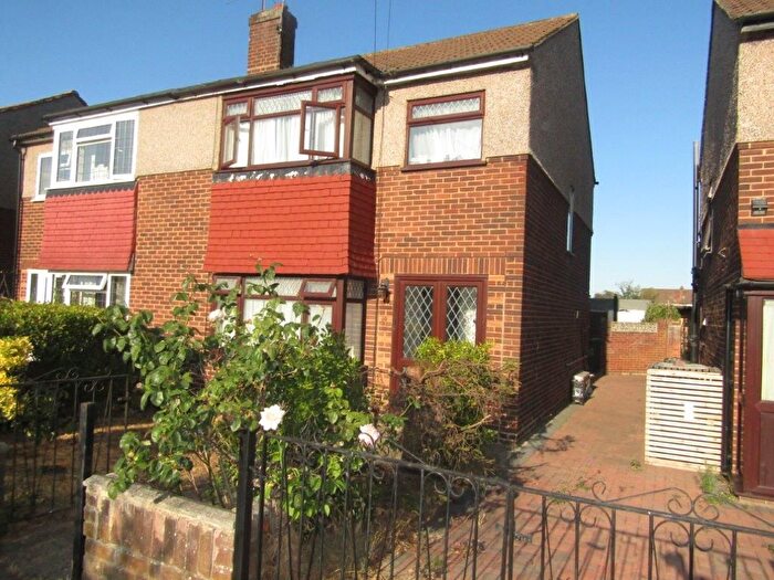 1 Bedroom Flat To Rent In Cornwall Close, Waltham Cross, Cheshunt, EN8