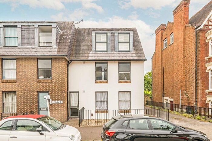 1 Bedroom Flat To Rent In St. Johns Road, Hampton Wick, KT1