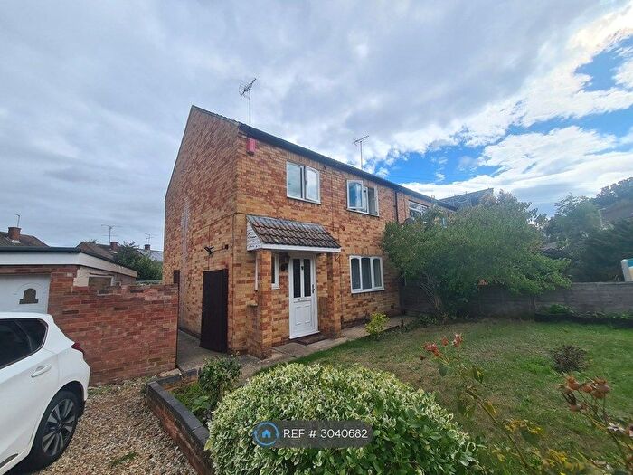 3 Bedroom Semi-Detached House To Rent In Severn Way, Reading, RG30