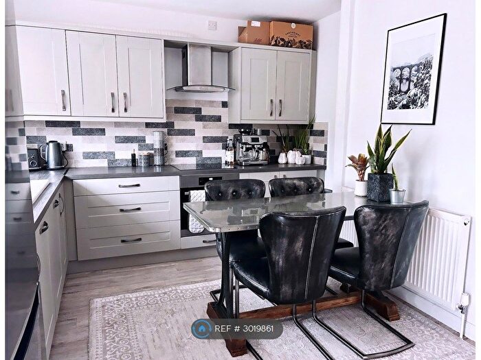3 Bedroom End Of Terrace House To Rent In Barnes Avenue, Wakefield, WF1