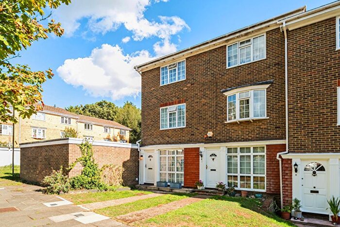 4 Bedroom End Of Terrace House For Sale In Kenilworth Gardens, London, SE18