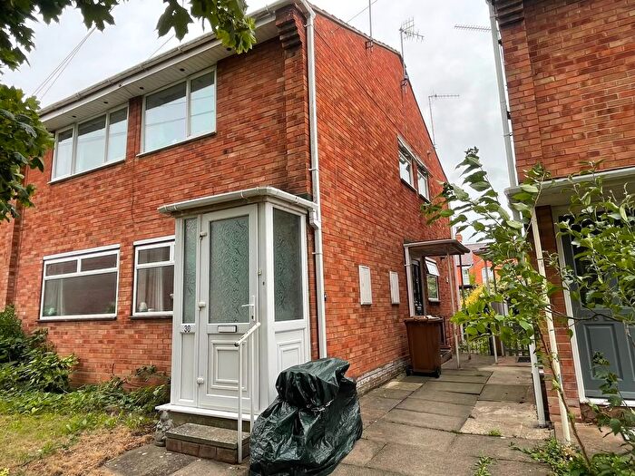 2 Bedroom Maisonette For Sale In Lapal Close, Worcester, WR2