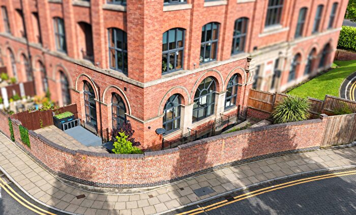 3 Bedroom Flat To Rent In Valley Mills, Cottonfields, Bolton, BL7
