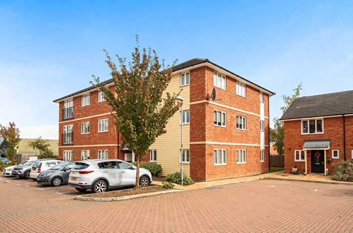 2 Bedroom Apartment For Sale In Henlow Place, Farnborough, Hampshire, GU14