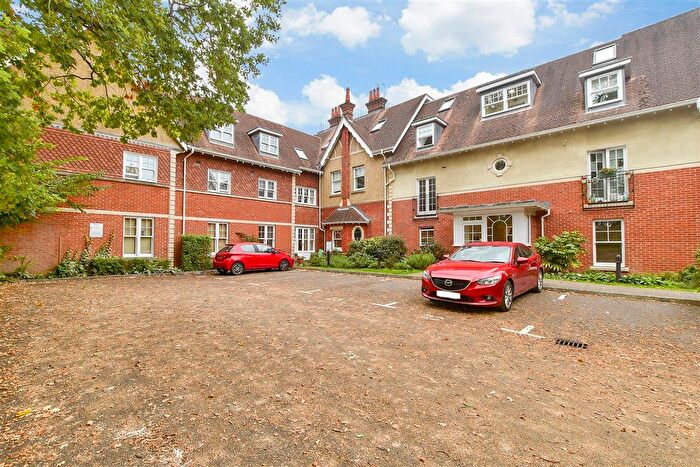 1 Bedroom Flat For Sale In Massetts Road, Horley, Surrey, RH6