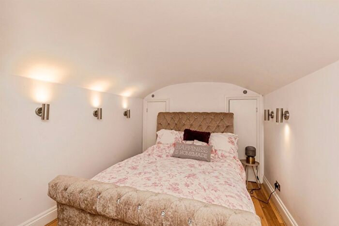 3 Bedroom Flat To Rent In Sion Hill Place, Bath, BA1