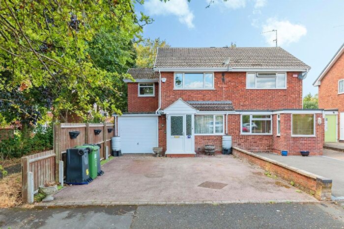 3 Bedroom Semi-Detached House For Sale In Cowper Close, Warwick, CV34