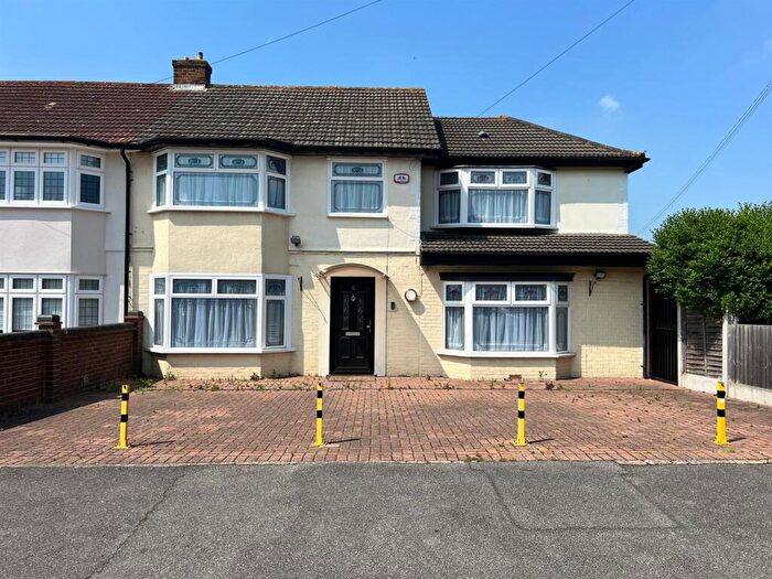 4 Bedroom House For Sale In Ryder Gardens, South Hornchurch, Rainham, RM13