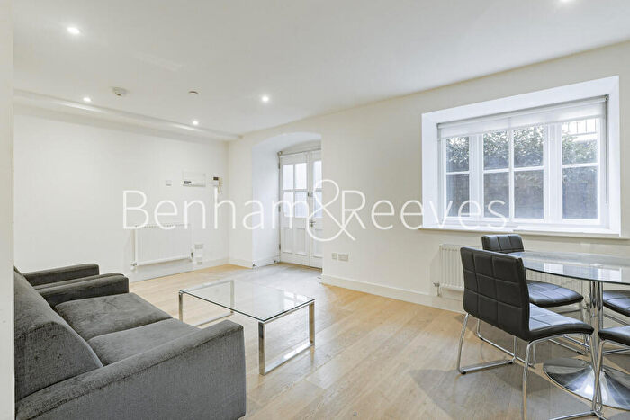 Studio To Rent In Severn Court, Clyde Square, Tower Hamlets, London, E14