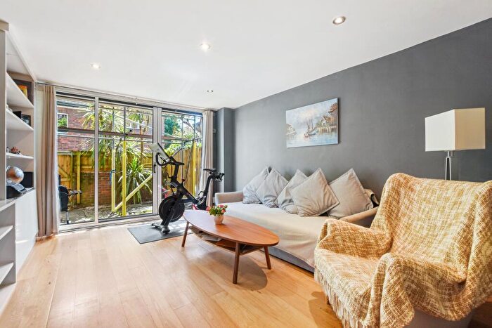 3 Bedroom Apartment For Sale In Holland Walk, Archway, N19
