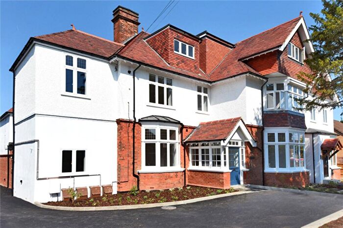 2 Bedroom Apartment For Sale In Holly Oak Close, Cheam, Sutton, SM2