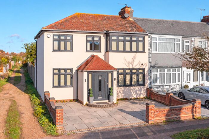 4 Bedroom End Of Terrace House For Sale In Laburnum Avenue, Hornchurch, Havering, RM12