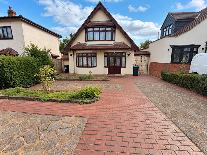3 Bedroom Detached House For Sale In Tysea Hill, Romford, RM4