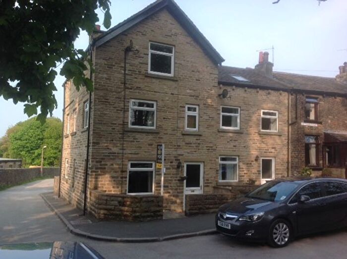 4 Bedroom Semi-Detached House To Rent In Victoria Street, Cullingworth, BD13