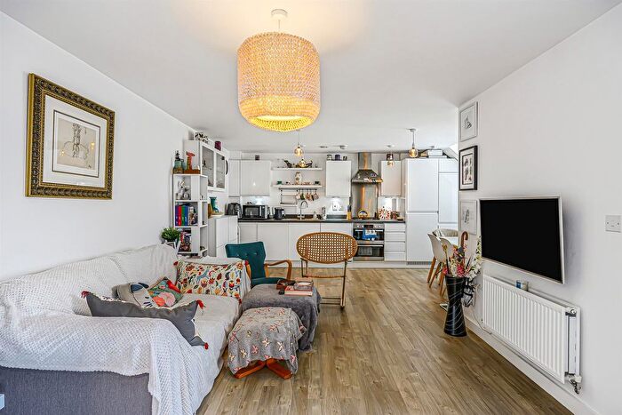 1 Bedroom Flat For Sale In Marine Crescent, Ilford, IG6
