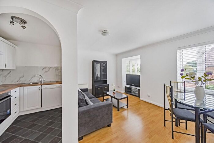2 Bedroom Flat To Rent In Dorset Mews, London, N3