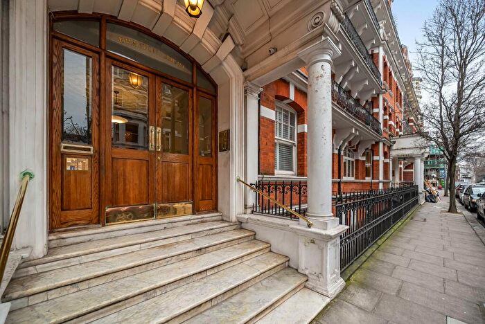 2 Bedroom Flat To Rent In Drayton Gardens, Chelsea, London, SW10