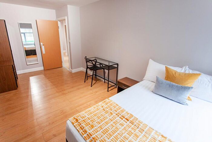 3 Bedroom Flat To Rent In Stafford Street, L3