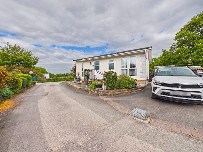 2 Bedroom Mobile/park Home For Sale In Broadstone Park, Sherriff Lane, Bingley, BD16