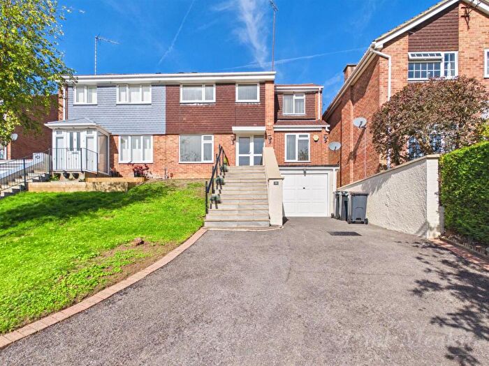 4 Bedroom Semi-Detached House To Rent In Wagtail Gardens, South Croydon, CR2