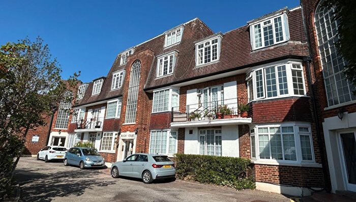 2 Bedroom Flat For Sale In Flat Bush Court, Crown Lane, Southgate, London, N14