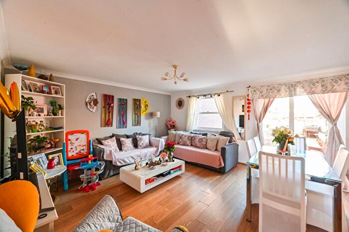 3 Bedroom Terraced House For Sale In Lockesfield Place, London, E14