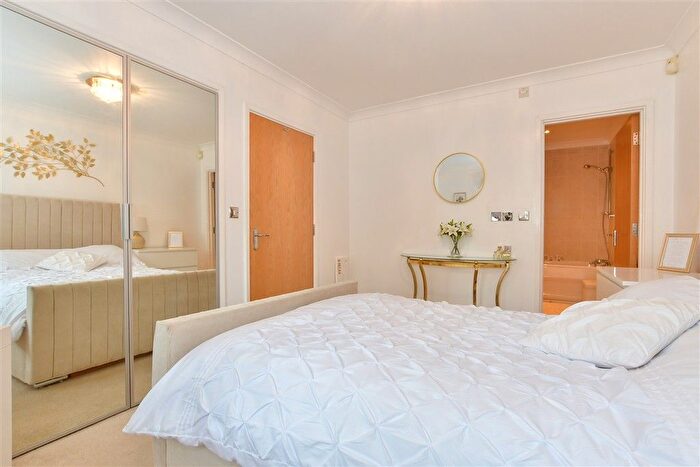 2 Bedroom Flat For Sale In The Lakes, Larkfield, Kent, ME20