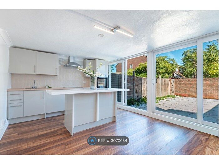4 Bedroom End Of Terrace House To Rent In St Martin Close, Erith, DA18