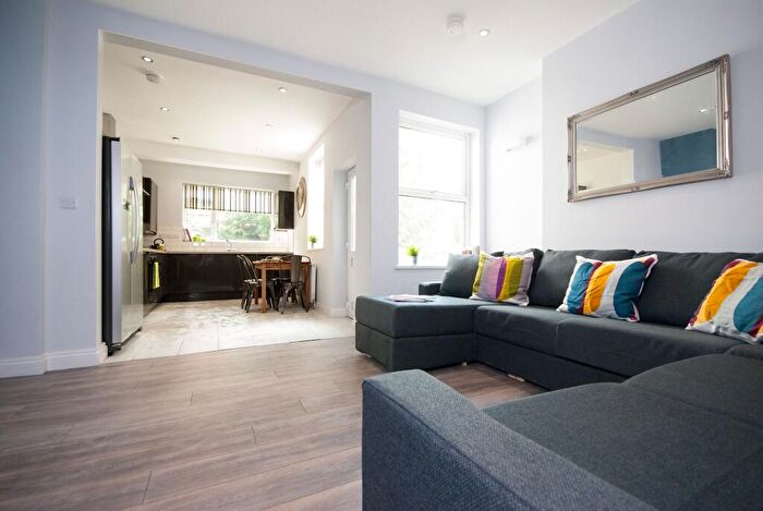 6 Bedroom House Of Multiple Occupation To Rent In Rolleston Drive, Nottingham, NG7