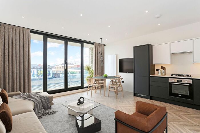 2 Bedroom Flat To Rent In Cardigan Road, Bow, E3