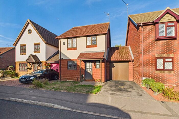 3 Bedroom Link Detached House For Sale In Waterhouse Mead, College Town, Sandhurst, Berkshire, GU47