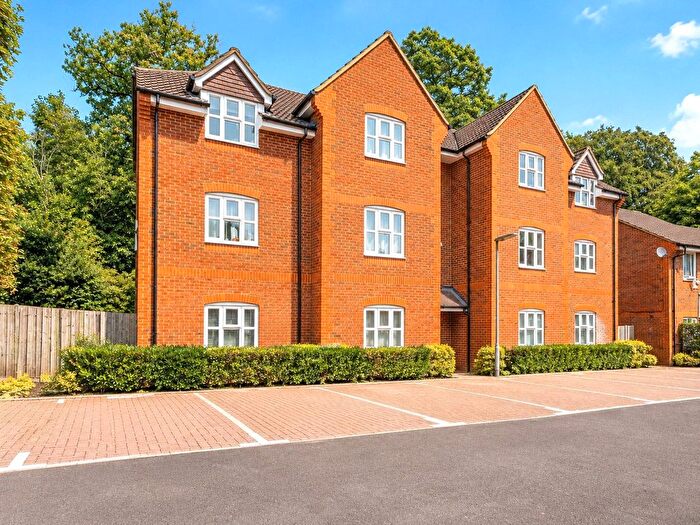 2 Bedroom Flat For Sale In Hanger Court, Knaphill, Woking, GU21
