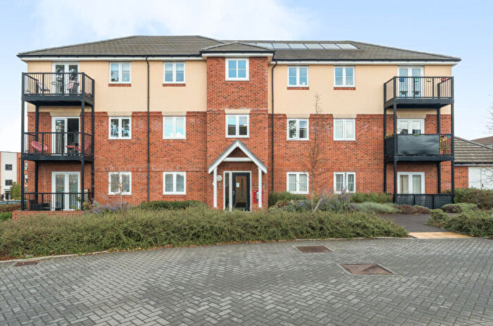 2 Bedroom Apartment For Sale In Eamer Crescent, Wokingham, Berkshire, RG41