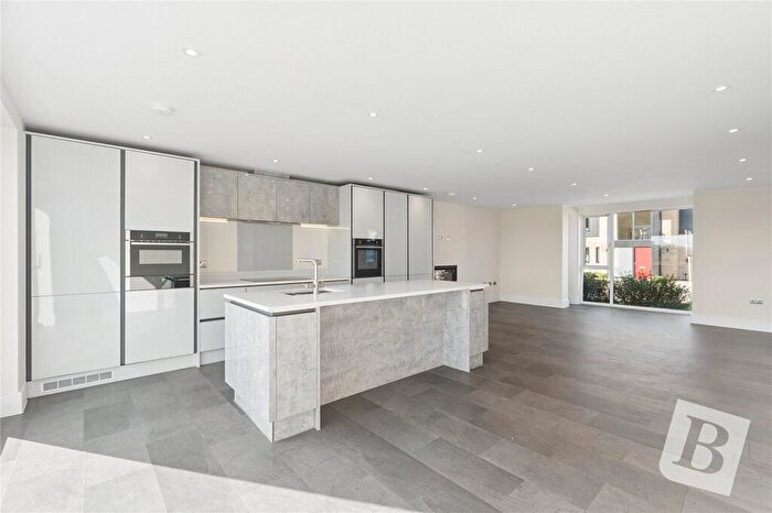 4 Bedroom Detached House For Sale In Woodlands Grove, Stapleford Abbotts, Romford, Essex, RM4