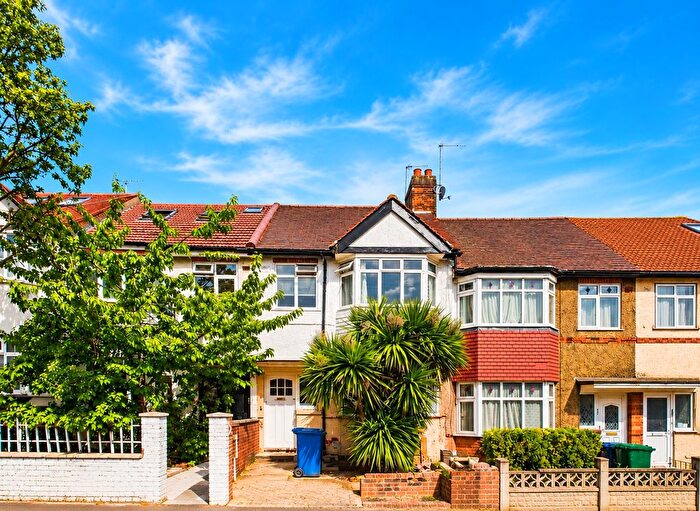 3 Bedroom Terraced House For Sale In Long Lane, London, N3