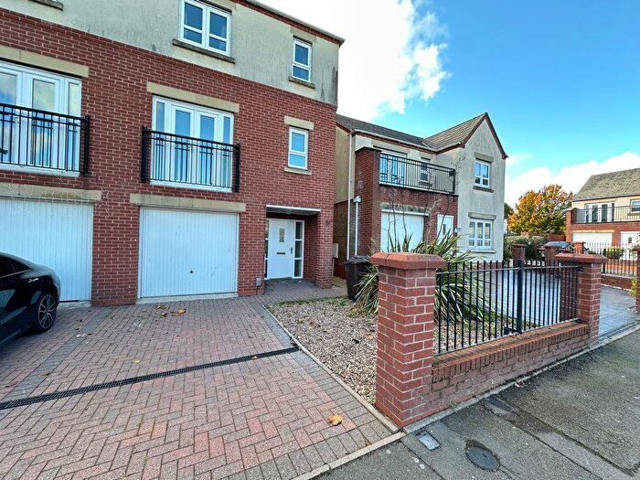 4 Bedroom Town House To Rent In Waterside Close, Wolverhampton, WV2